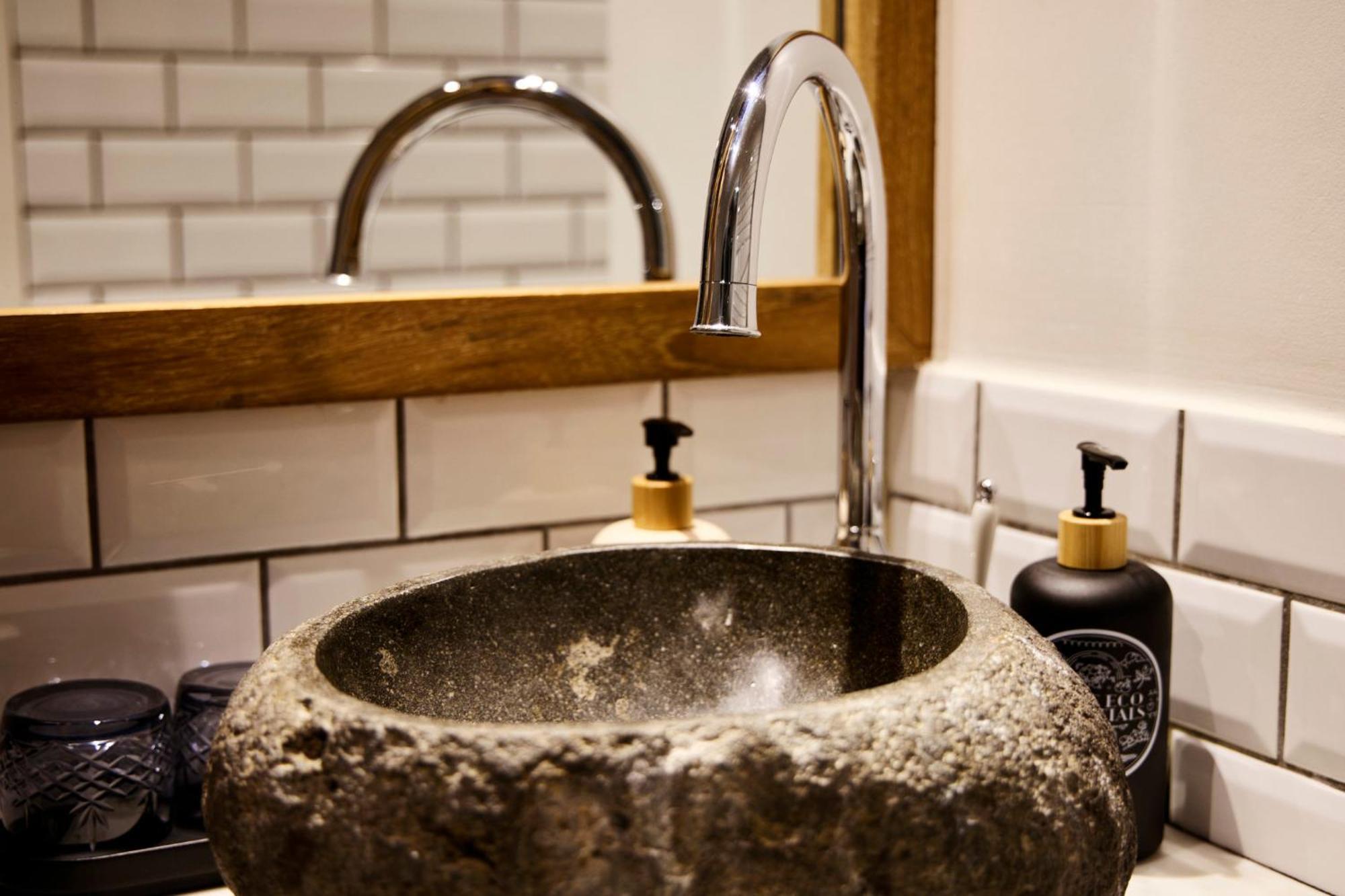 Manon Les Suites Guldsmeden Copenhagen Exterior photo A stone basin