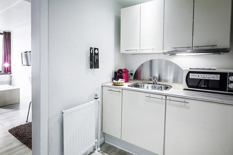 Manon Les Suites Guldsmeden Copenhagen Exterior photo A typical studio apartment kitchen